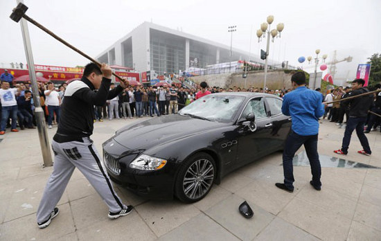 Chinês (maluco?) destrói carro dos meus sonhos a marretadas em protesto: Maserati Quattroporte