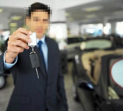 Vendedores de carros são bons atores, bobos ou desinformados?