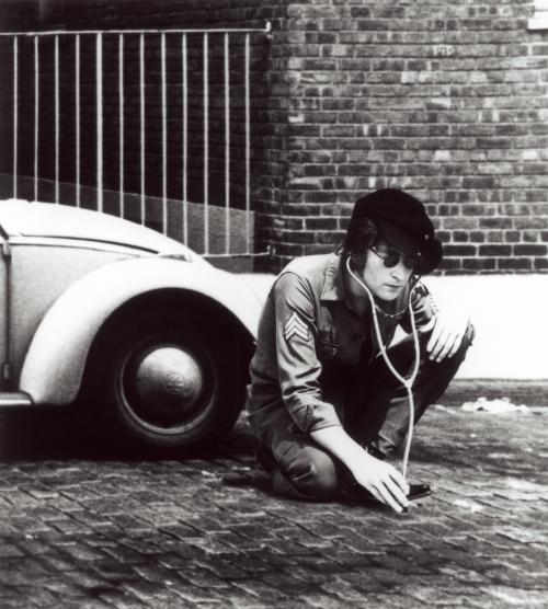 Imagens de John Lennon causam polêmica em comercial da Citroën