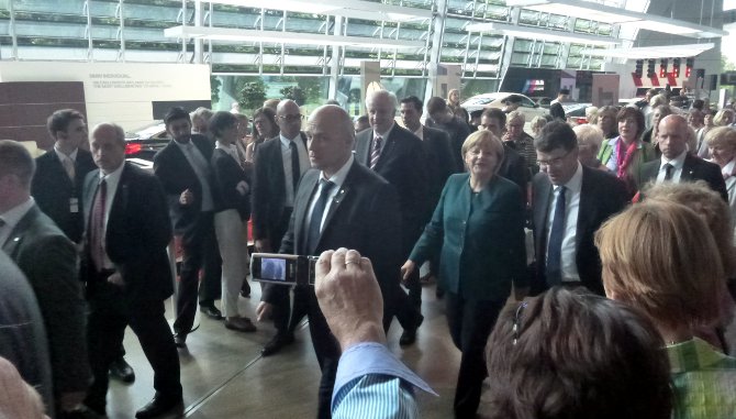 A chanceler alemã Angela Merkel sorri para as lentes do De 0 a 100!