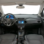 GM-Brazil-2014-Chevrolet-Onix interior painelGM-Brazil-2014-Chevrolet-Onix porta-malas – Chevrolet/Divulgação