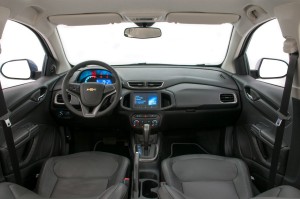 GM-Brazil-2014-Chevrolet-Onix interior painelGM-Brazil-2014-Chevrolet-Onix porta-malas – Chevrolet/Divulgação
