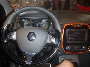 Renault Captur SUV Compacto Brasil interior painel – Renato Parizzi