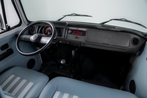 Volkswagen-Kombi-Last-Edition-Brasil-2013-flex-interior-painel