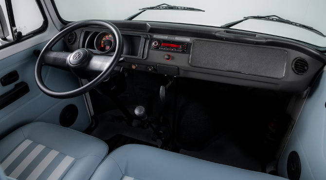 Volkswagen/Divulgação Volkswagen-Kombi-Last-Edition-Brasil-2013-flex-interior-painel