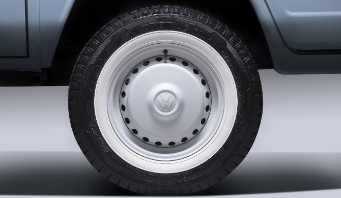 Volkswagen-Kombi-Last-Edition-Brasil-2013-flex-pneu