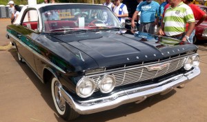 Chevrolet-Impala-1961-coupe-dianteira
