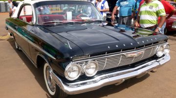 Chevrolet-Impala-1961-coupe-dianteira