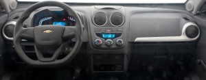 Chevrolet-Montana-LS-2014-Brasil-picape-interior-painel