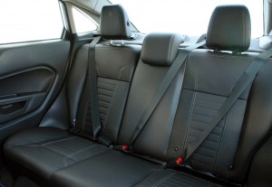 Ford-New-Fiesta-Sedan-2014-SE-Titanium-Brasil-interior-espaco-traseiro