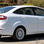 Ford-New-Fiesta-Sedan-2014-SE-Titanium-Brasil-lateral-traseira