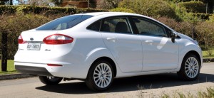 Ford-New-Fiesta-Sedan-2014-SE-Titanium-Brasil-lateral-traseira