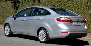 Ford-New-Fiesta-Sedan-2014-SE-Titanium-Brasil-traseira
