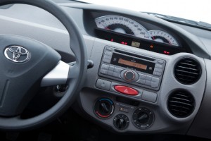 Toyota-Etios-X-XS-XLS-hatch-seda-sedan-interior-painel-detalhe-2013