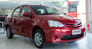 Toyota-Etios-Sedan-X-XS-XLS-2014-Brasil-flex