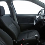 Toyota-Etios-Sedan-hatch-X-XS-XLS-2014-Brasil-interior-acabamento