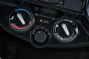 Toyota-Etios-Sedan-hatch-X-XS-XLS-2014-Brasil-painel-ar-condicionado