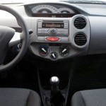 Toyota-Etios-X-XS-XLS-hatch-seda-sedan-interior-painel-2013