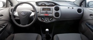 Toyota-Etios-X-XS-XLS-hatch-seda-sedan-interior-painel-2013