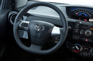 Toyota-Etios-XLS-interior-painel-volante