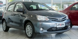 Toyota-Etios-hatch-X-XS-XLS-2014-Brasil-flex
