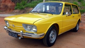 Volkswagen-Brasilia-amarela-1975-dianteira