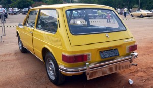 Volkswagen-Brasilia-amarela-1975-traseira