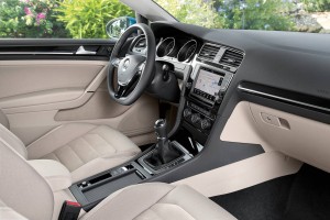Volkswagen-Golf-2014-Highline-Brasil-TSI-turbo-VII-interior-painel-manual