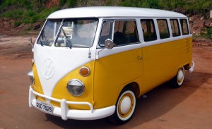 Volkswagen-Kombi-amarela-1975-dianteira