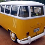 Volkswagen-Kombi-amarela-1975-traseira