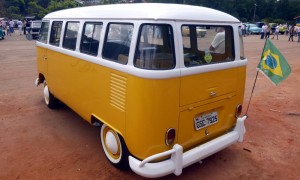 Volkswagen-Kombi-amarela-1975-traseira