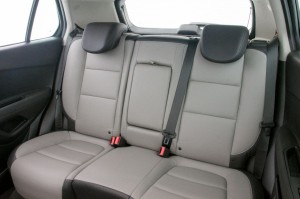 2014-Chevrolet-Tracker-GM-Brazil-banco-traseiro