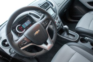 2014-Chevrolet-Tracker-GM-Brazil-volante
