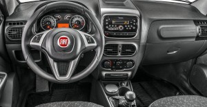 Fiat-Strada-Trekking-2014-picape-flex-interior-painel-Brasil