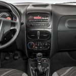 Fiat-Strada-Working-2014-picape-flex-interior-painel-Brasil