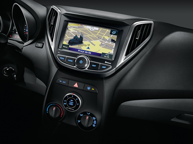 Hyundai-HB20-interior-painel-bluNav-Brasil-2014