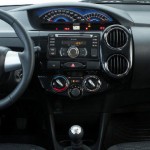 Toyota-Etios-Seda-hatch-X-XS-XLS-2014-Brasil-painel-interior