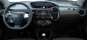 Toyota-Etios-Seda-hatch-X-XS-XLS-2014-Brasil-painel-interior