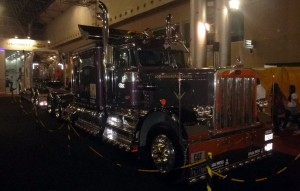 Caminhao-Peterbilt-Bienal-Automovel-Belo-Horizonte-dianteira