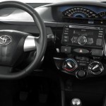 Toyota-Etios-Cross-hatch-2014-Brasil-interior-painel