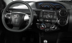 Toyota-Etios-Cross-hatch-2014-Brasil-interior-painel