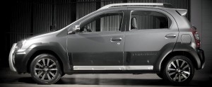 Toyota-Etios-Cross-hatch-2014-Brasil-lateral