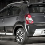 Toyota-Etios-Cross-hatch-2014-Brasil-traseira