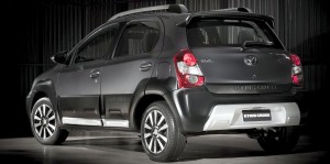 Toyota-Etios-Cross-hatch-2014-Brasil-traseira