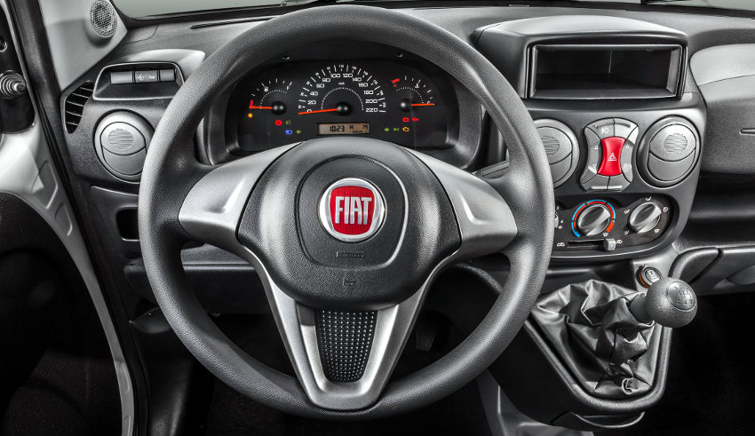 Fiat/Divulgação Fiat-Doblo-Cargo-2014-Brasil-interior-painel