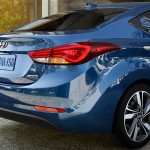 Hyundai-Elantra-2015-Brasil-traseira-farois