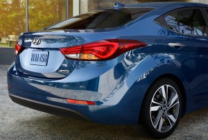 Hyundai-Elantra-2015-Brasil-traseira-farois