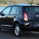 Volkswagen-up-2015-Brasil-black-traseira