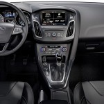 Ford-Focus-2015-hatch-interior-painel