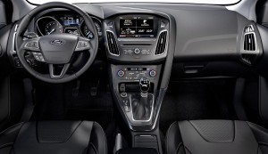 Ford-Focus-2015-hatch-interior-painel